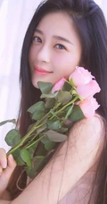 女明星赵樱子穿粉色肩带家居服与玫瑰室内合照，人如花一样气质