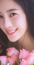 女明星赵樱子穿粉色肩带家居服与玫瑰室内合照，人如花一样气质