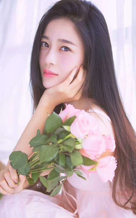 女明星赵樱子穿粉色肩带家居服与玫瑰室内合照，人如花一样气质