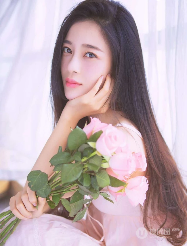女明星赵樱子穿粉色肩带家居服与玫瑰室内合照，人如花一样气质