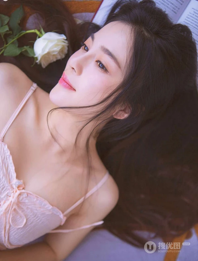 女明星赵樱子穿粉色肩带家居服与玫瑰室内合照，人如花一样气质