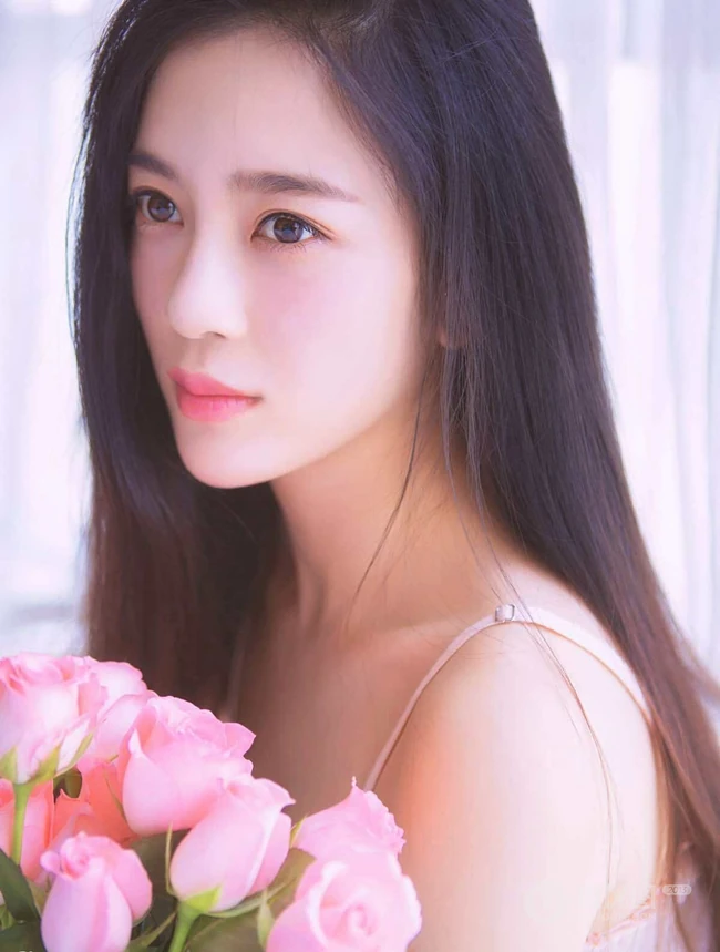 女明星赵樱子穿粉色肩带家居服与玫瑰室内合照，人如花一样气质