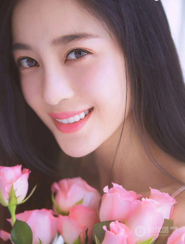 女明星赵樱子穿粉色肩带家居服与玫瑰室内合照，人如花一样气质