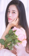 女明星赵樱子穿粉色肩带家居服与玫瑰室内合照，人如花一样气质