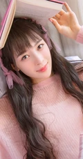 气质女生赵樱子粉色秋冬室内写真，完美诠释一颗粉色的少女心