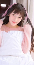 气质女生赵樱子粉色秋冬室内写真，完美诠释一颗粉色的少女心