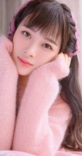 气质女生赵樱子粉色秋冬室内写真，完美诠释一颗粉色的少女心