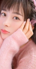气质女生赵樱子粉色秋冬室内写真，完美诠释一颗粉色的少女心