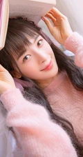气质女生赵樱子粉色秋冬室内写真，完美诠释一颗粉色的少女心