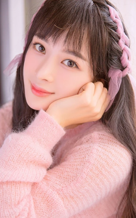 气质女生赵樱子粉色秋冬室内写真，完美诠释一颗粉色的少女心