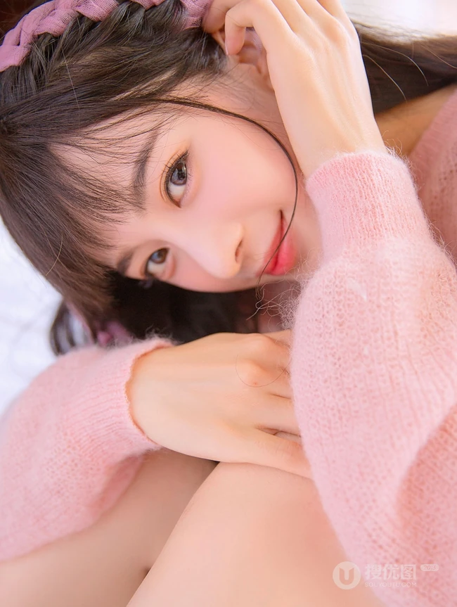 气质女生赵樱子粉色秋冬室内写真，完美诠释一颗粉色的少女心