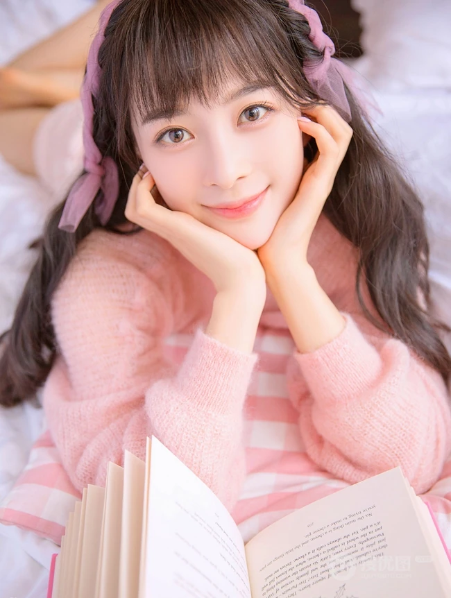 气质女生赵樱子粉色秋冬室内写真，完美诠释一颗粉色的少女心