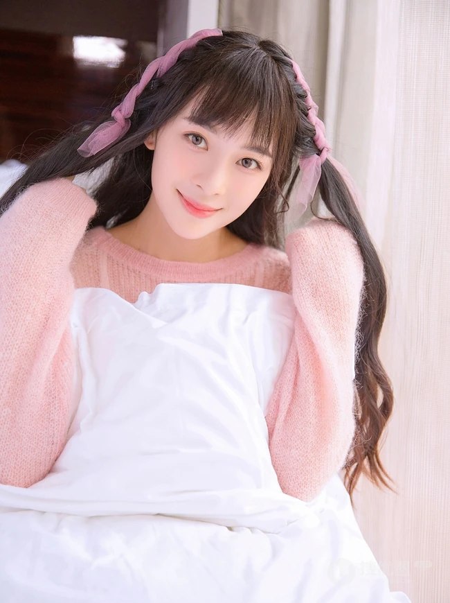 气质女生赵樱子粉色秋冬室内写真，完美诠释一颗粉色的少女心