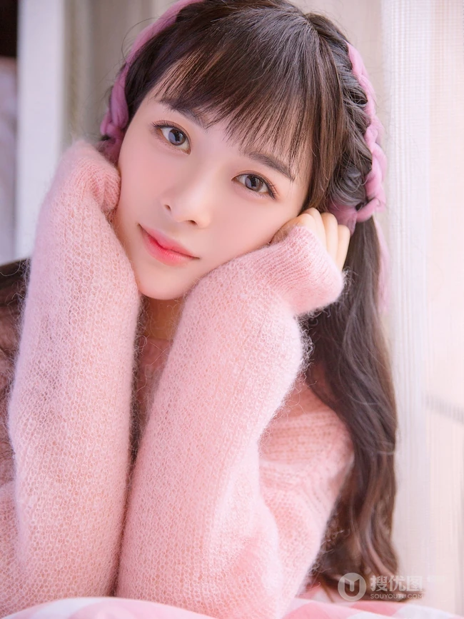 气质女生赵樱子粉色秋冬室内写真，完美诠释一颗粉色的少女心