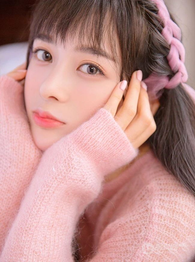 气质女生赵樱子粉色秋冬室内写真，完美诠释一颗粉色的少女心