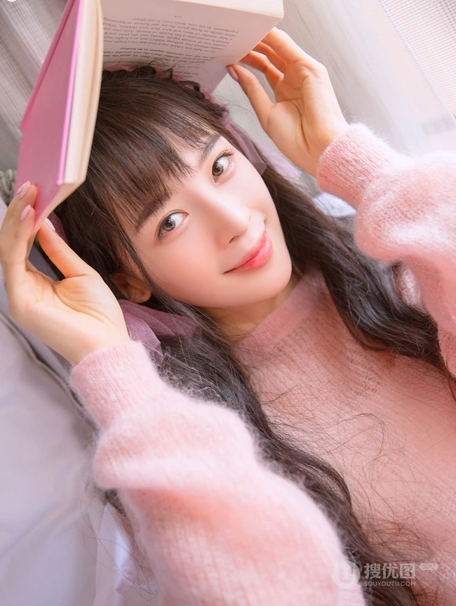 气质女生赵樱子粉色秋冬室内写真，完美诠释一颗粉色的少女心