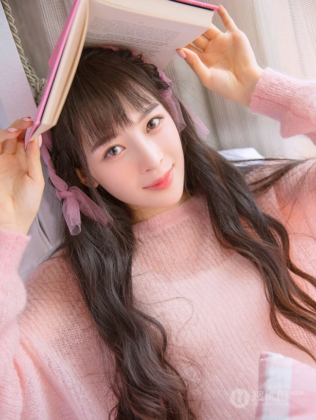 气质女生赵樱子粉色秋冬室内写真，完美诠释一颗粉色的少女心