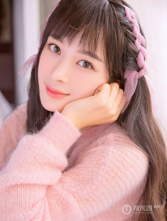 气质女生赵樱子粉色秋冬室内写真，完美诠释一颗粉色的少女心