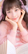 气质女生赵樱子粉色秋冬室内写真，完美诠释一颗粉色的少女心