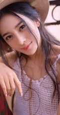 好清纯的牛仔女生，赵樱子头戴牛仔帽室内阳台美照