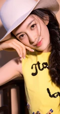 好清纯的牛仔女生，赵樱子头戴牛仔帽室内阳台美照