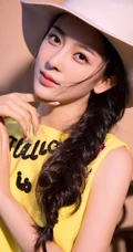 好清纯的牛仔女生，赵樱子头戴牛仔帽室内阳台美照