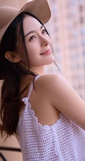 好清纯的牛仔女生，赵樱子头戴牛仔帽室内阳台美照