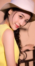 好清纯的牛仔女生，赵樱子头戴牛仔帽室内阳台美照