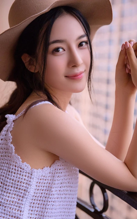 好清纯的牛仔女生，赵樱子头戴牛仔帽室内阳台美照