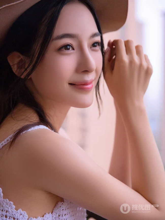 好清纯的牛仔女生，赵樱子头戴牛仔帽室内阳台美照