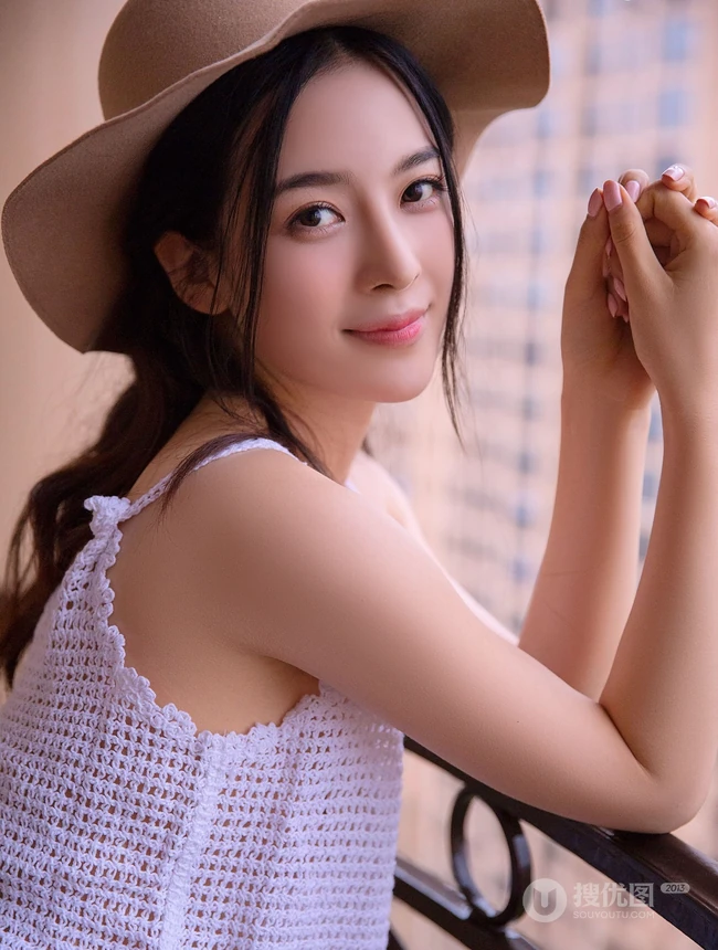 好清纯的牛仔女生，赵樱子头戴牛仔帽室内阳台美照