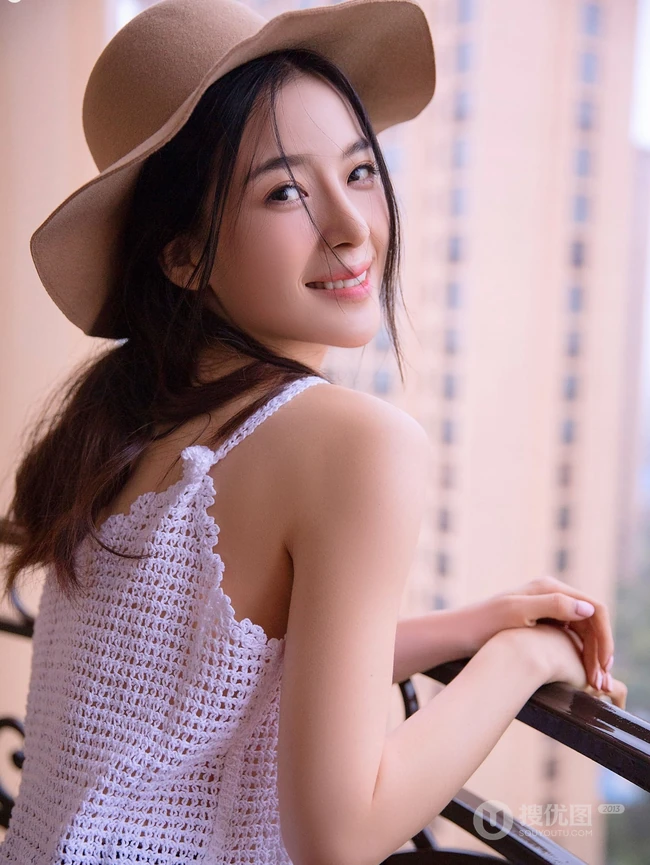 好清纯的牛仔女生，赵樱子头戴牛仔帽室内阳台美照
