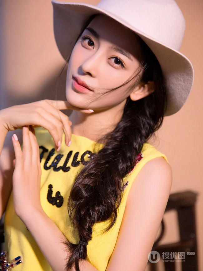 好清纯的牛仔女生，赵樱子头戴牛仔帽室内阳台美照