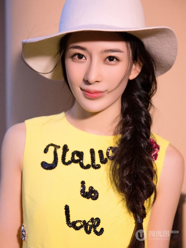 好清纯的牛仔女生，赵樱子头戴牛仔帽室内阳台美照