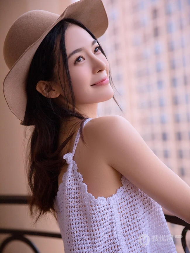 好清纯的牛仔女生，赵樱子头戴牛仔帽室内阳台美照