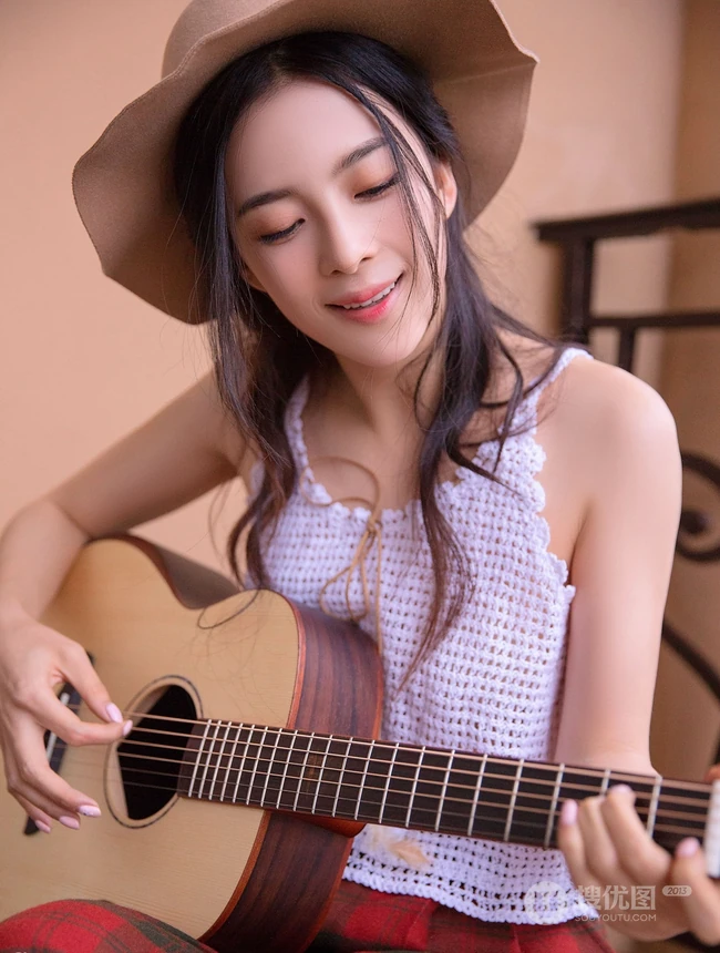 好清纯的牛仔女生，赵樱子头戴牛仔帽室内阳台美照