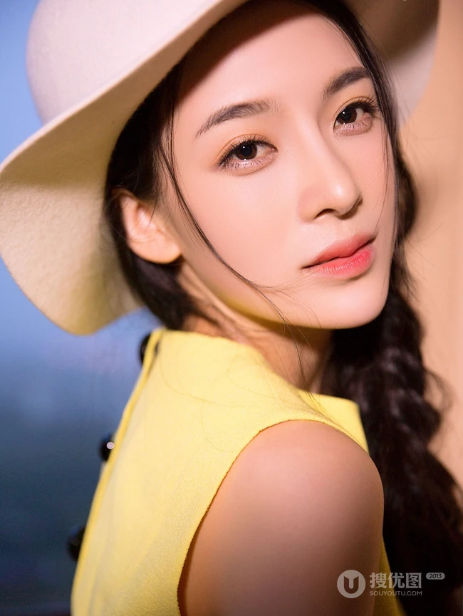 好清纯的牛仔女生，赵樱子头戴牛仔帽室内阳台美照