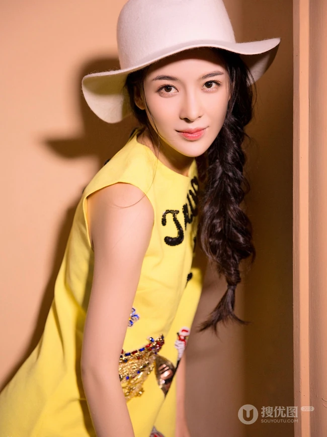 好清纯的牛仔女生，赵樱子头戴牛仔帽室内阳台美照