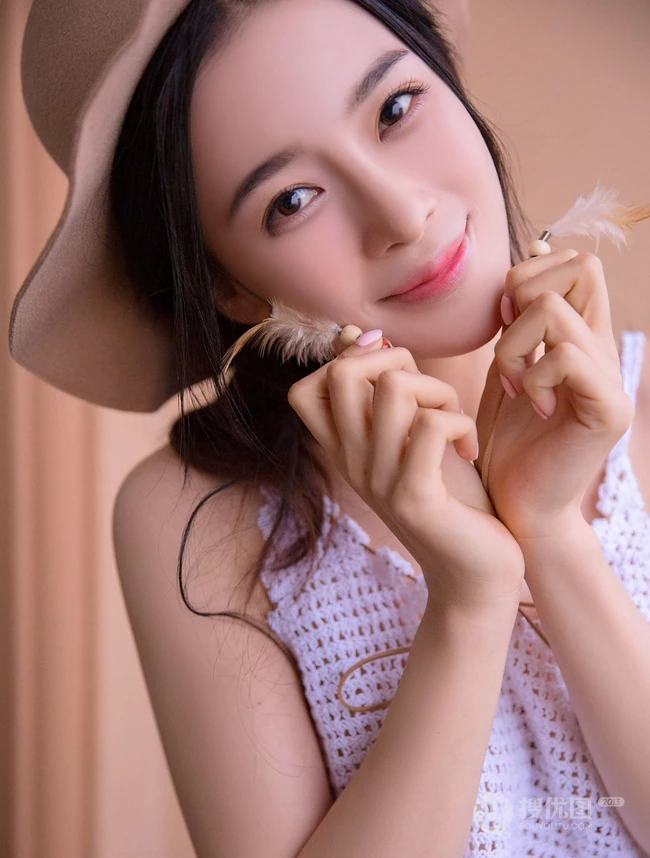 好清纯的牛仔女生，赵樱子头戴牛仔帽室内阳台美照