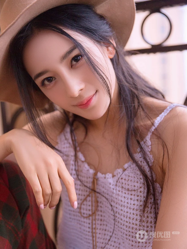 好清纯的牛仔女生，赵樱子头戴牛仔帽室内阳台美照