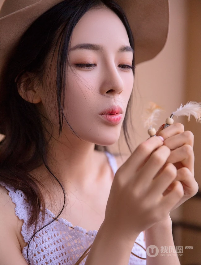 好清纯的牛仔女生，赵樱子头戴牛仔帽室内阳台美照