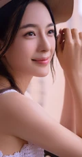 好清纯的牛仔女生，赵樱子头戴牛仔帽室内阳台美照