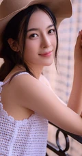 好清纯的牛仔女生，赵樱子头戴牛仔帽室内阳台美照