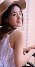 好清纯的牛仔女生，赵樱子头戴牛仔帽室内阳台美照