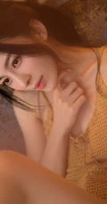 赵樱子口咬鲜花，身着紫色气质肩带睡衣室内柔美写真