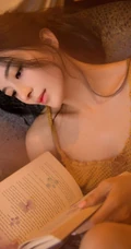 赵樱子口咬鲜花，身着紫色气质肩带睡衣室内柔美写真
