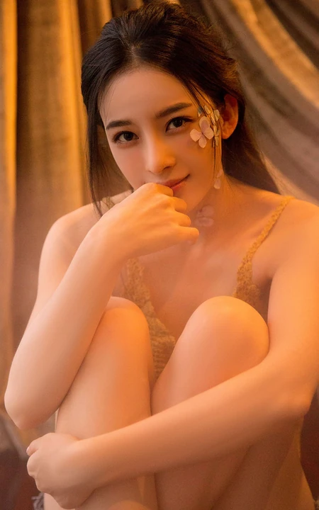 赵樱子口咬鲜花，身着紫色气质肩带睡衣室内柔美写真