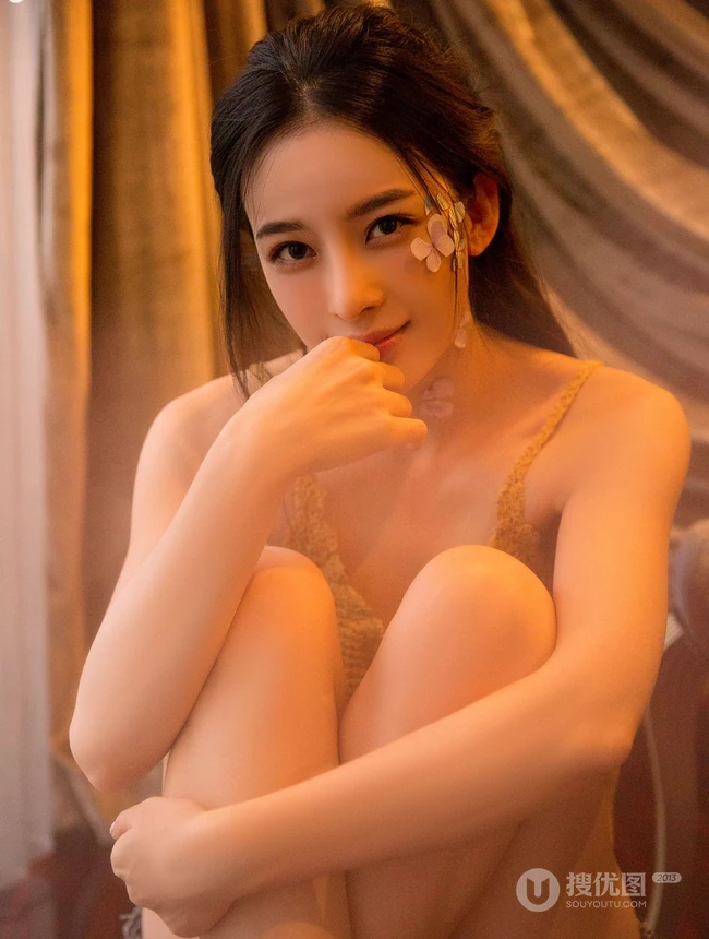 赵樱子口咬鲜花，身着紫色气质肩带睡衣室内柔美写真