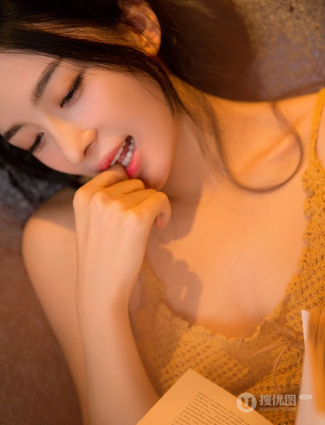 赵樱子口咬鲜花，身着紫色气质肩带睡衣室内柔美写真