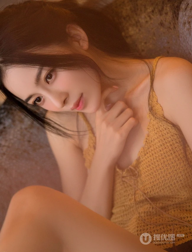 赵樱子口咬鲜花，身着紫色气质肩带睡衣室内柔美写真